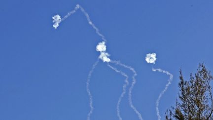 Le&nbsp;bouclier antimissiles d'Israël intercepte des tirs de roquettes en provenance de Gaza, au-dessus de la ville d'Ashkelon, le 19 mai 2021. (JACK GUEZ / AFP)