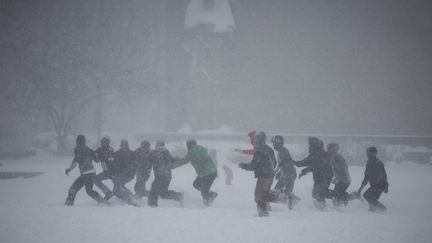 Mais que peut bien faire ce petit groupe dans New York ? Eh bien il invente le "snowfoot", une partie de football disputée dans une épaise couche de poudreuse.&nbsp; (MAXPPP)