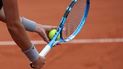 Une joueuse de tennis va servir lors d'un match. Photo d'illustration.&nbsp; (THIERRY LARRET / MAXPPP)