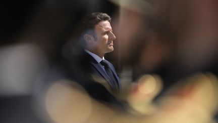 Le président de la République, Emmanuel Macron, lors d'un hommage à l'acteur Michel Bouquet dans la cour de l'Hôtel des Invalides, à Paris, le 27 avril 2022. (FRANCOIS MORI / AFP)