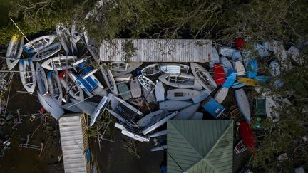 Une vue aérienne de bateaux à Fort Myers (Floride) après le passage de l'ouragan Ian, le 29 septembre 2022. (RICARDO ARDUENGO / AFP)