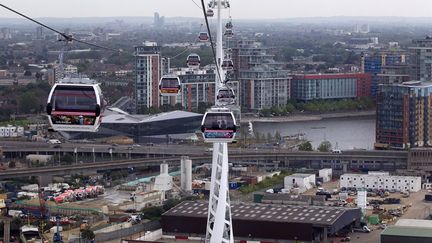 Ouverture du t&eacute;l&eacute;ph&eacute;rique construit au dessus de la Tamise &agrave; Londres (Royaume-Uni) qui relit les deux grands centres qui accueilleront les &eacute;preuves des Jeux olympiques, le 28 juin 2012. (BLOOMBERG / GETTY IMAGES)