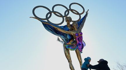 Le symbole des Jeux Olympiques d'hiver de Pékin. (NOEL CELIS / AFP)