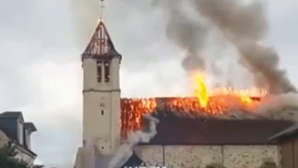 Une église a été ravagée par les flammes en Indre-et-Loire, dimanche 9 juillet. La foudre pourrait être à l'origine du sinistre. (FRANCE 3)