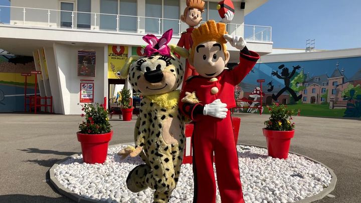 Les mascottes de Spirou et Madame Marsupilami, au parc d'attractions Spirou à Monteux, près d'Avignon. (WILLY MOREAU / FRANCEINFO / RADIOFRANCE)