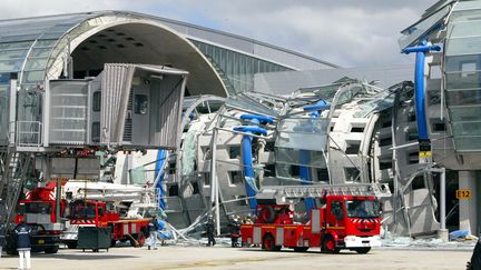 Les services de secours sur place après l'effondrement du terminal 2E à Roissy, le 23 mai 2004. (JACK GUEZ / AFP)