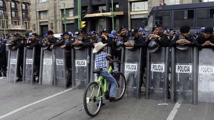 Un jeune gar&ccedil;on discute avec des policiers lors d'une marche comm&eacute;morant le jour de Christophe Colomb &agrave; Mexico (Mexique), le 12 octobre 2013. (HENRY ROMERO / REUTERS)