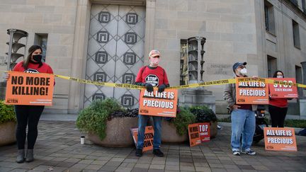 Des personnes manifestent contre les exécutions fédérales aux Etats-Unis, le 10 décembre 2020 à Washington (Etats-Unis).&nbsp; (NICHOLAS KAMM / AFP)