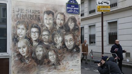 L'oeuvre de C215 avec les visages des membres du journal satirique "Charlie Hebdo" tués le 7 janvier 2015 par des terroristes, rue Nicolas Appert à Paris. (FRANCOIS GUILLOT / AFP)