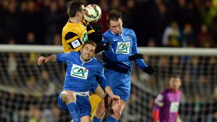 Les joueurs du Poirée-sur-Vie Damien Fanchan et Mathieu Fontaine, au duel aérien contre Bressuire