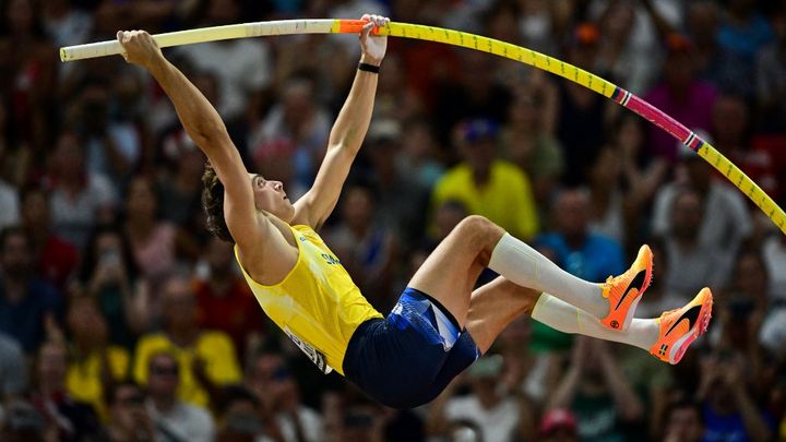 Le Suédois Armand Duplantis lors du concours du saut à la perche des Mondiaux de Budapest, le 26 août 2023. (BEN STANSALL / AFP)