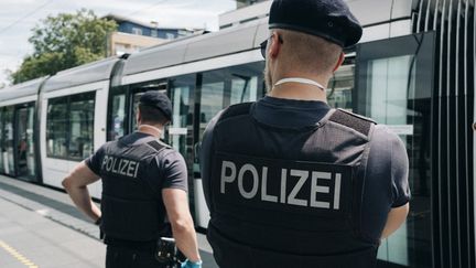 Des policiers allemands à Kehl (Allemagne), le 26 mai 2020.&nbsp; (MATHIAS ZWICK / HANS LUCAS / AFP)