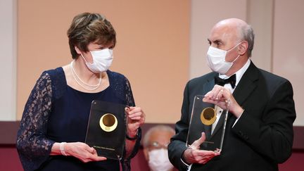 Les chercheurs Katalin Karikó et Drew Weissman reçoivent le Prix du Japon pour leurs travaux, à Tokyo (Japon), le 13 avril 2022. (EUGENE HOSHIKO / AFP)