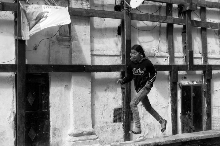 Dans la Casbah d’Alger, cette petite fille court sur un parapet devant le drapeau algérien sur lequel est écrit "One, Two, Three, viva l’Algérie !" (Lotfi Mokdad)