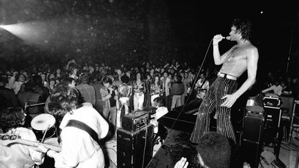 Johnny Hallyday en concert, au Palais des Sports, le 31 octobre 1976 à Paris. Sa chanson "Requiem pour un fou" sur des paroles de Gilles Thibaut, venait de sortir la même année.&nbsp; (MICHEL GINFRAY / GAMMA-RAPHO VIA GETTY IMAGES)