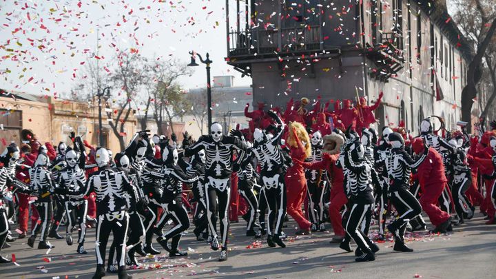 les défilé de diables et de squelettes
 (Pascale Montandon-Jodorowsky)