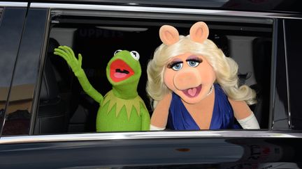 Les marionnettes de&nbsp;Peggy la cochonne et Kermit la grenouille arrivent lors de la premi&egrave;re du film "Op&eacute;ration Muppets", &agrave; Hollywood, le 11 mars 2014. (ROBYN BECK / AFP)