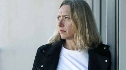 Virginie Despentes pose à Barcelone (Espagne), le 4 mai 2017. (ANDREU DALMAU/SIPA)