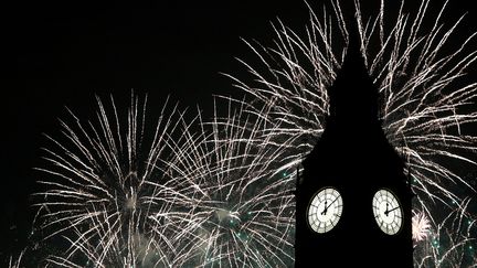 L'horloge Big Ben lors du feu d'artifice du Nouvel An, à Londres, le 1er janvier 2017. (NEIL HALL / REUTERS)