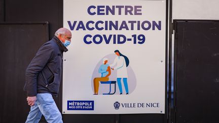 Un nouveau centre de vaccination a ouvert à Nice (Alpes-Maritimes), dans le parc du théâtre de verdure, le 11 janvier 2021. (ARIE BOTBOL / HANS LUCAS / AFP)