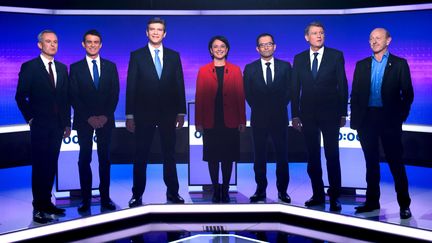 Les sept candidats à la primaire de la gauche sur le plateau de France 2, le 19 janvier 2017. (CHAMUSSY / REA)