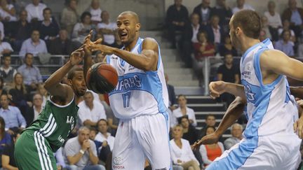 Le joueur d'Antibes Raphael Desroses (FRANTZ BOUTON / MAXPPP)