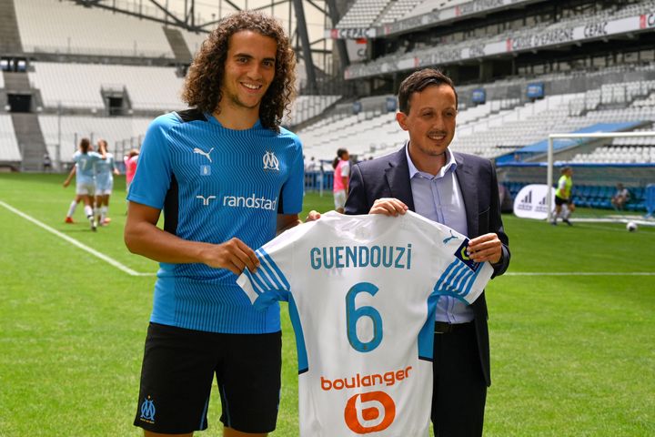 Matteo Guendouzi et Pablo Longoria au Vélodrome le 7 juillet 2021.&nbsp; (NICOLAS TUCAT / AFP)