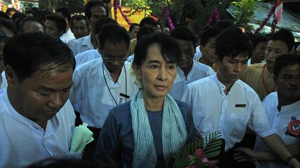 L'opposante birmane Aung San Suu Kyi &agrave; la c&eacute;r&eacute;monie marquant le 20e anniversaire de son prix Nobel de la paix, &agrave; Rangoun (Birmanie), le 10 d&eacute;cembre 2011. (SOE THAN WIN / AFP)