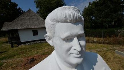 Statue de Ceausescu devant sa maison natale à Scornicesti en Roumanie (AFP)