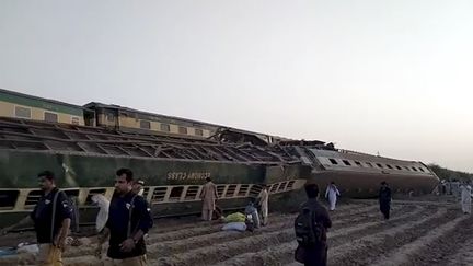 Un train accidenté près de&nbsp;Daharki, au Pakistan, le 7 juin 2021. (AP VIDEO)