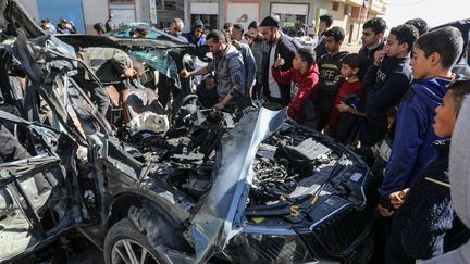 Une voiture détruite par une frappe qui a tué les journalistes Hamza Wael al-Dahdouh et Moustafa Thuraya, le 7 janvier 2024 à Khan Younès, dans la bande de Gaza. (ABED RAHIM KHATIB / ANADOLU / AFP)