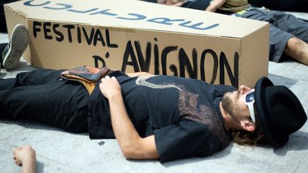 Des intermittents du spectacle manifestent contre leur nouveau r&eacute;gime d'assurance-ch&ocirc;mage, &agrave; Marseille (Bouches-du-Rh&ocirc;ne), le 18 juin 2014. (BERTRAND LANGLOIS / AFP)