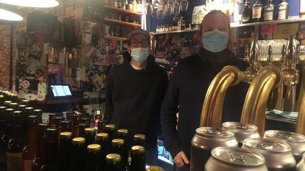 Rémy, propriétaire du pub Hoppy Corner, dans le quartier du Sentier. (Grégoire Lecalot/RADIO FRANCE)