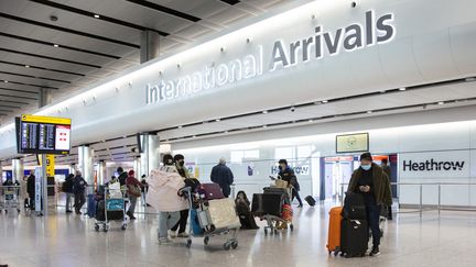 L'aéroport de Londres Heathrow, le 6 janvier 2022. (RASID NECATI ASLIM / ANADOLU AGENCY / AFP)