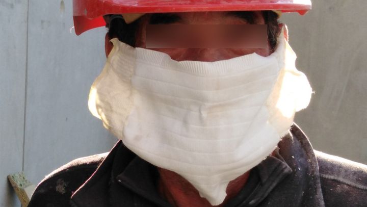 Le masque flotte largement sur le visage d’un ouvrier du bâtiment, en Rhône-Alpes, le 10 avril 2020. (CELLULE INVESTIGATION DE RADIOFRANCE)