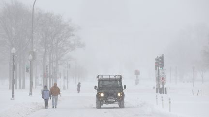 Une avenue de Washington (Etats-Unis), sous la neige, pendant la tempête Jonas, le 23 janvier 2016. (JOSHUA ROBERTS / REUTERS)