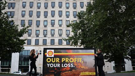 Greenpeace activists demonstrate outside Shell headquarters in London (United Kingdom), July 27, 2023. (HENRY NICHOLLS / AFP)