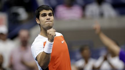 Carlos Alcaraz a remporté son duel face à Marin Cilic, lors des huitièmes de finale de l'US Open, le 6 septembre 2022.&nbsp; (ADAM HUNGER / AP)