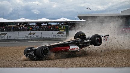 L'Alfa Romeo du Chinois&nbsp;Guanyu&nbsp;Zhou se retourne après un impressionnant crash dès le premier virage du Grand Prix de Grande-Bretagne, le 3 juillet 2022, à Silverstone. (BEN STANSALL / AFP)