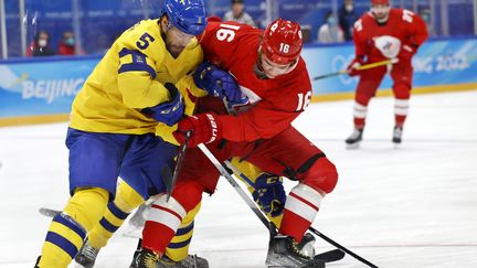 La Suède face à la Russie en demi-finale hommes du hockey sur glace, vendredi 18 février. (MARK CRISTINO / EPA)