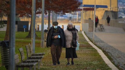 Un couple à Lisbonne (Portugal), le 4 décembre 2021. (JORGE MANTILLA / NURPHOTO / AFP)