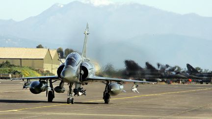 Illustration&nbsp;d'un avion de chasse qui décolle depuis la base de Solenzara en Corse.&nbsp; (GERARD BALDOCCHI / MAXPPP)