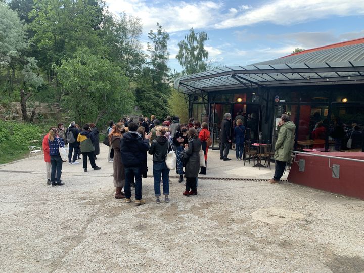 Les spectateurs devant le théâtre Monfort, avant la représentation de "Moby Dick" de la compagnie Plexus Solaire, le 19 mai. (JEREMIE LAURENT-KAYSEN)