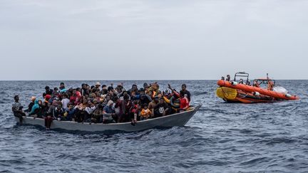 Une embarcation avec des migrants à son bord, au large de la Libye, le 17 novembre 2021. (VIRGINIE NGUYEN HOANG / AFP)