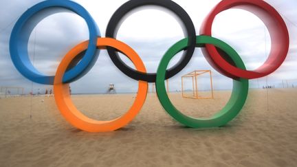 Les anneaux olympiques de la célèbre plage de Copacabana à Rio, au Brésil, le 21 juillet 2016. (JOAQUIM PEREIRA II / AFP)