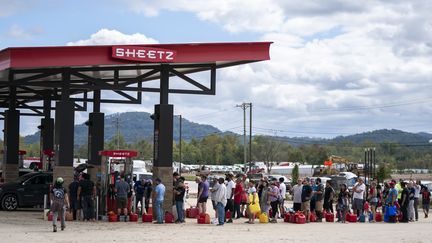 Des personnes font la queue pour acheter de l'essence après le passage de l'ouragan, le 29 septembre 2024 à Fletcher, en Caroline du Nord. (SEAN RAYFORD / GETTY IMAGES NORTH AMERICA)