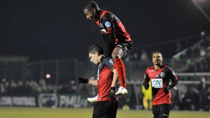 A l'image de Claudio Beauvue, qui se hisse sur les épaules de Jeremy Pied, Guingamp n'arrête pas de monter en puissance depuis la fin du mois de novembre (THIERRY ZOCCOLAN / AFP)