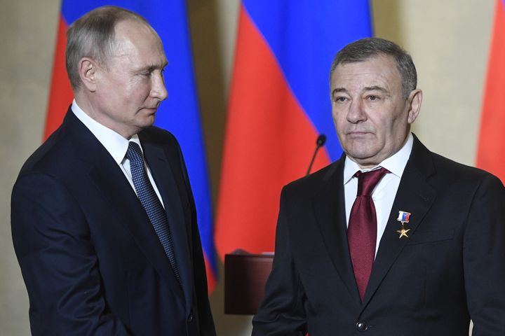 Vladimir Poutine décore le milliardaire Arkady Rotenberg lors d’une cérémonie à Sebastopol, 18 mars 2020. (ALEXANDER NEMENOV / AFP)