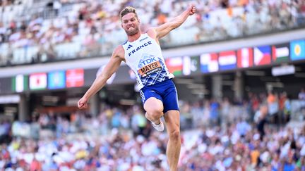 Kevin Mayer lors du concours de la longueur du décathlon, aux championnats du monde à Budapest, le 25 août 2023. (KIRILL KUDRYAVTSEV / AFP)