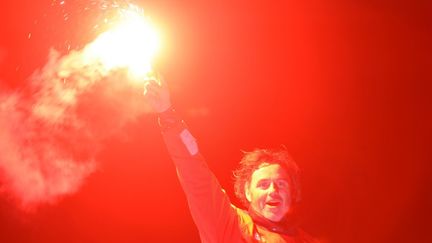 Le skipper Yannick Bestaven, lors de son arrivée aux Sables d'Olonne (Vendée), dans la nuit du 27 au 28 janvier 2021. (JEAN-FRANCOIS MONIER / AFP)